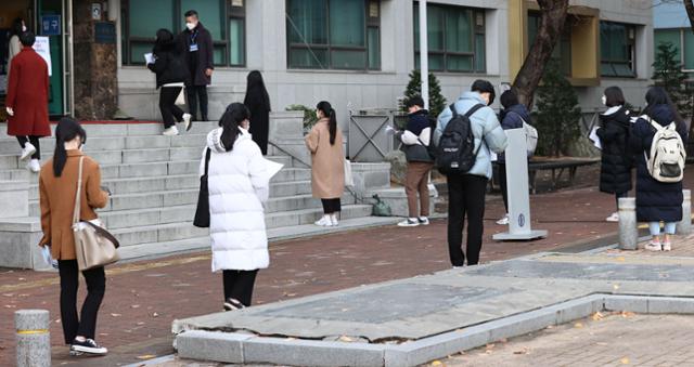 22일 서울 동대문구 한국외국어대학교에서 학생부종합전형 면접고사가 열렸다. 이날 고사장 앞에서 수험생들이 '거리두기'를 하며 입실하고 있다. 한국외대는 신종 코로나바이러스 감염증(코로나19) 확산세에 따라 수험생들의 안전을 위해 종합안내소 방역절차 통과 후 거리두기 입장 및 비대면 화상면접을 실시했다. 연합뉴스