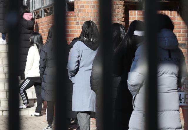 신종 코로나바이러스 감염증(코로나19) 확진자가 나온 인천 연수구 모 고등학교에서 23일 학생들이 검사를 받기 위해 줄을 서 있다. 연합뉴스