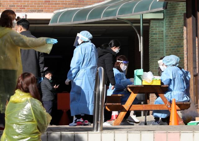 23일 인천시 연수구 모 고등학교 교사가 코로나19)확진 판정된 가운데 학생들이 학교에 설치된 선별진료소에서 검사를 받고 있다. 뉴시스