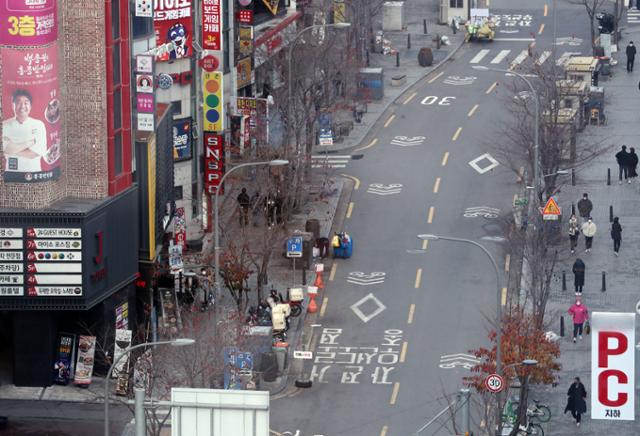 국내 신종 코로나바이러스 감염증(코로나19) 신규 확진자가 닷새째 300명대를 기록하며 대학가도 비상이 걸린 가운데 22일 오후 서울 서대문구 연세로가 한산한 모습을 보이고 있다. 뉴스1