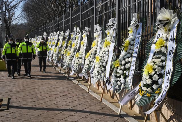 23일 오전 법무부가 있는 정부과천청사 앞에 근조 화환 50여개가 놓여 있다. 고영권 기자