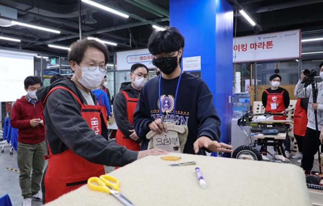 조희연 서울시교육감이 6일 오후 서울 용산구 디지털대장간에서 열린 '2020 서울자율청소년 메이킹 마라톤'에 참석해 학교 밖 청소년이 만든 모빌리티 작품을 살펴보고 있다. 서울시교육청 제공 연합뉴스