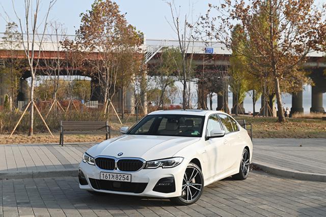 BMW 330e M 스포츠 패키지는 기술의진보와 3 시리즈의 매력을 절묘하게 조합했다.