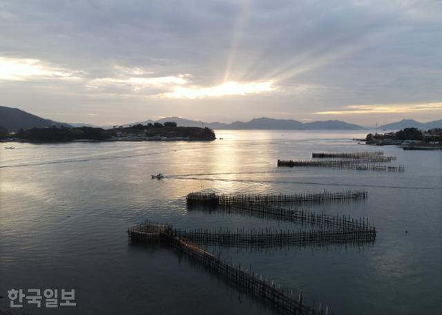 보면 죽방렴을 설치한 바다 뒤로 노을이 지고 있다. 삼천포 실안해안도로에서 보는 '실안낙조'는 사천에서 으뜸으로 꼽는 풍광이다.