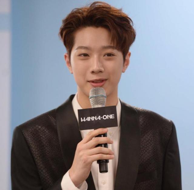 엠넷 '프로듀스101' 시즌2를 통해 얼굴을 알린 가수 라이관린이 길거리에서 담배를 피우고 침을 뱉는 모습이 포착돼 논란이 불거진 가운데, 라이관린이 직접 사과의 뜻을 밝혔다. 한국일보 자료사진