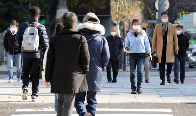 아침 체감온도가 영하권으로 떨어진 23일 오전 서울 종로구 광화문사거리에서 시민들이 발걸음을 옮기고 있다. 연합뉴스