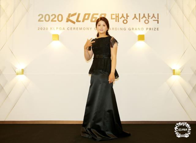 최혜진이 24일 서울 송파구 롯데호텔월드에서 열린 2020 KLPGA 대상 시상식에 참가해 포즈를 취하고 있다.. KLPGA 제공