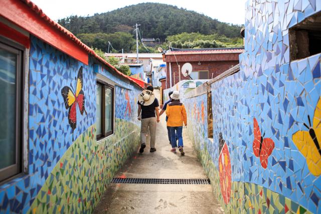 타일 벽화로 화사하게 장식된 추자도 영흥리 골목. 한국관광공사 제공