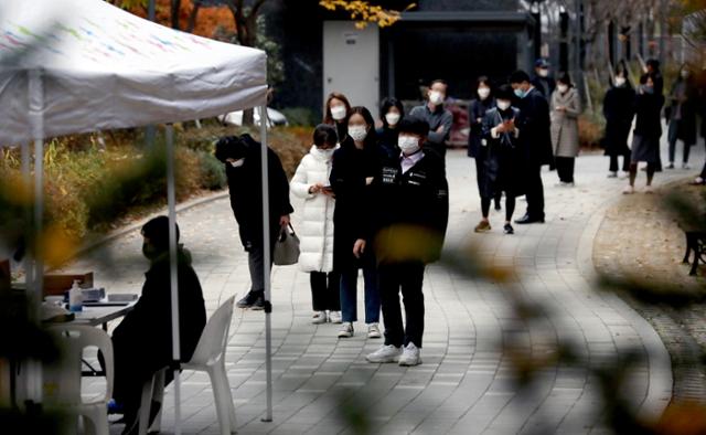 서울 서초구 아파트 내 입주민만 출입하는 사우나에서 신종 코로나바이러스 감염증(코로나19) 집단감염이 발생한 가운데 지난 17일 아파트 단지 내 선별진료소에서 주민들이 검사를 받기 위해 대기하고 있다. 뉴시스