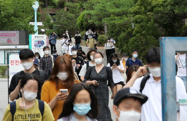 2020년도 국가공무원 9급 공개경쟁채용 필기시험일인 11일 서울 종로구 경복고등학교에서 응시생들이 시험을 마친 뒤 나오고 있다. 뉴시스