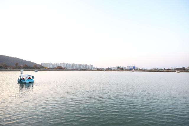 수성못은 한때 오염으로 외면받았지만 생태복원사업 이후 시민뿐만아니라 관광객도 즐겨찾는 명소가 됐다. ⓒ박준규