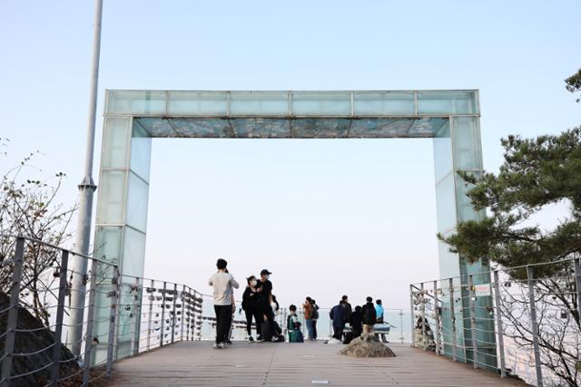 앞산전망대 입구의 조형물. 도시와 자연, 역사와 미래를 표현했다고 한다. ⓒ박준규