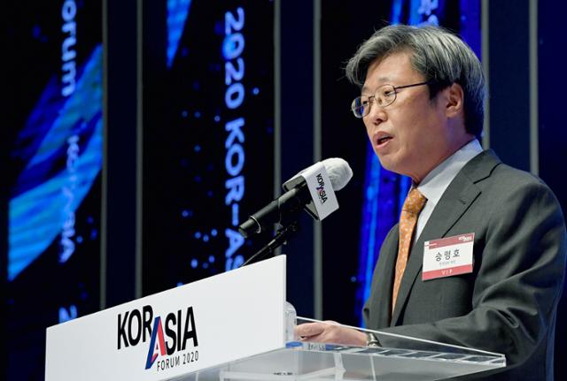 승명호 한국일보 회장이 25일 서울 신라호텔에서 한국일보 주최로 열린 2020 코라시아포럼(THE KOR-ASIA FORUM 2020) 개회사를 하고 있다. 서재훈 기자