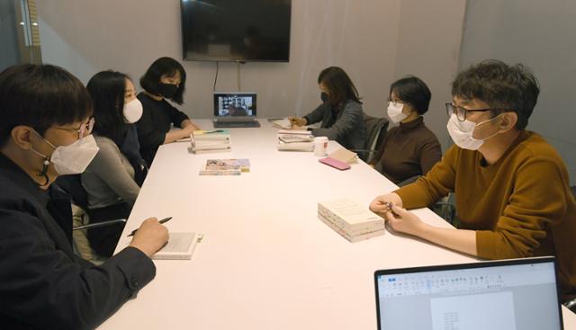 20일 한국일보에서 열린 제53회 한국일보문학상 본심에서 심사위원들이 이야기를 나누고 있다. 서재훈 기자