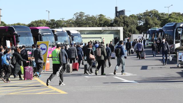 25일 오전 제주국제공항에서 단체 관광객들이 전세버스 승차장으로 향하고 있다. 이달 들어 제주에서는 지난 24일 기준 총 11명의 코로나19 확진자가 발생했다. 뉴스1