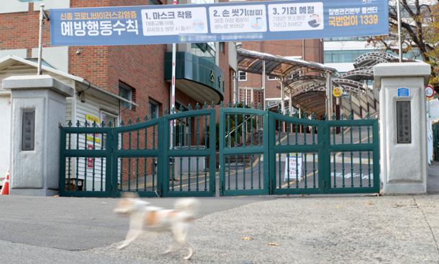 전북 군산시가 신종 코로나바이러스 감염증(코로나19) 확진자 급증에 따라 사회적 거리두기 2단계 격상을 밝힌 26일 코로나19 확진자가 발생한 군산시 한 고등학교의 교문이 굳게 닫혀 있다. 뉴스1