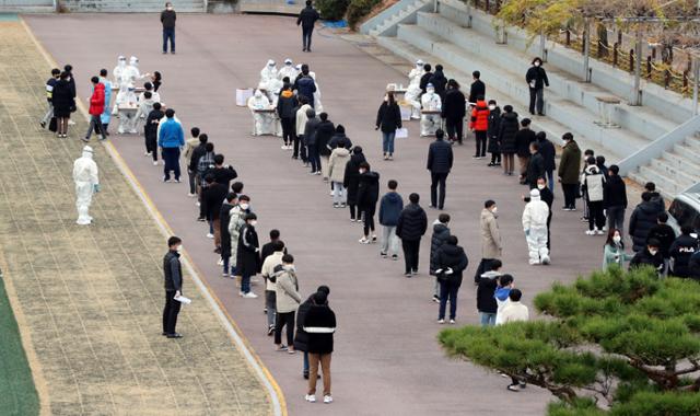 26일 오전 광주 서구의 한 중학교 학생들이 운동장에서 코로나19 전수검사를 받고 있다. 연합뉴스