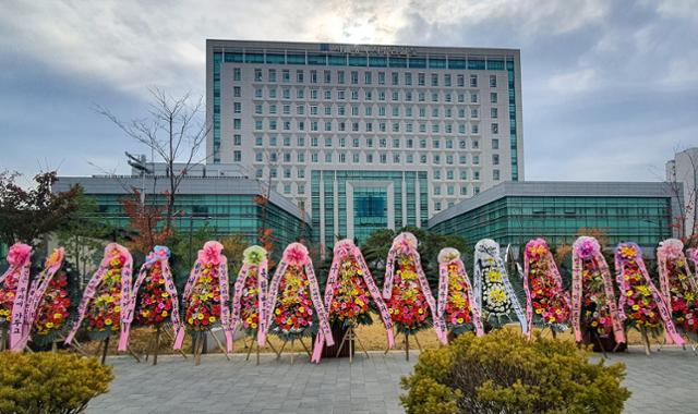 6일 서울 송파구 동부지검 앞에 추미애 법무부 장관과 김관정 동부지검장을 비판하는 화환들이 일렬로 늘어서 있다. 뉴스1