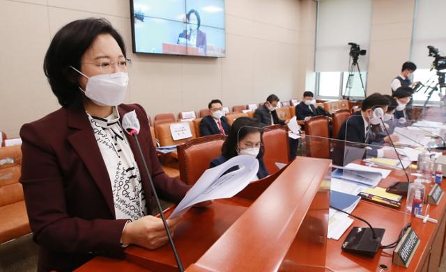 이수진 더불어민주당 의원이 26일 오전 국회에서 열린 산업통상자원중소벤처기업위원회 전체회의에서 법률안 제안 설명을 하고 있다. 뉴스1