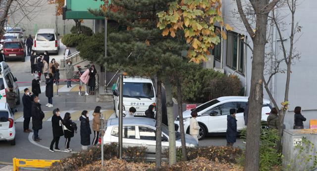 26일 오전 서울 강서구보건소 내 코로나19 선별진료소에서 시민들이 코로나19 검사를 받기 위해 줄을 서 있다. 뉴스1