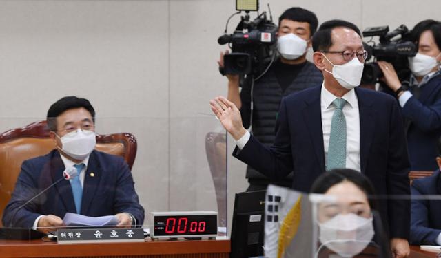 국회 법사위원회 국민의힘 김도읍(오른쪽) 간사가 26일 국회에서 열린 법사위원회 전체회의에서 윤호중 위원장과 대화를 나눈뒤 손사래치며 자리를 떠나고 있다. 오대근 기자