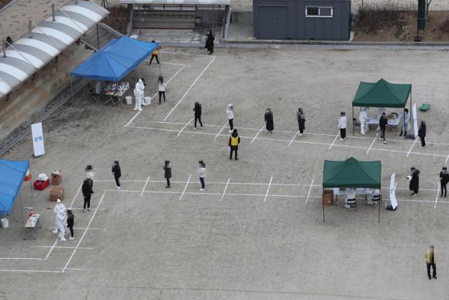 신종 코로나바이러스 감염증(코로나19) 확진 학생이 나온 세종시의 한 고등학교에서 27일 오전 학생과 교직원이 코로나19 전수조사를 받기 위해 운동장에 줄지어 있다. 연합뉴스