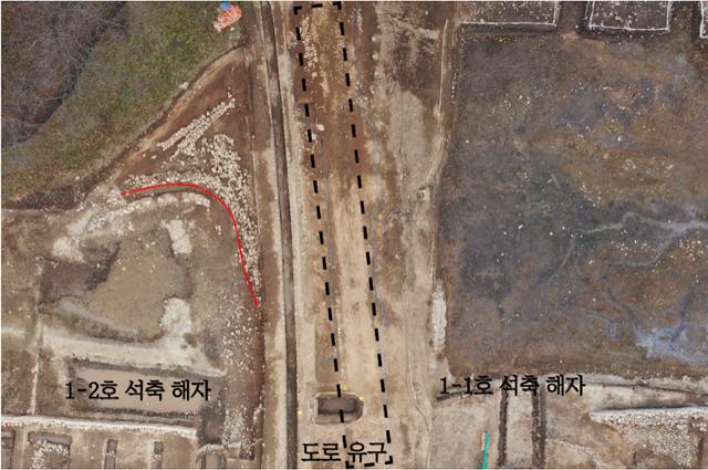 2개로 분리된 경주 월성 1호 석축 해자와 도로 유구(자취). 국립경주문화재연구소 제공