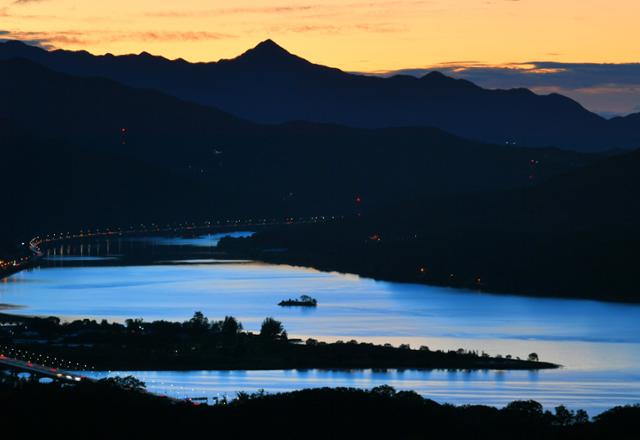 맑은 날 산 정상에게서 보는 두물머리 전경