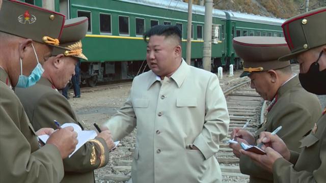 김정은 북한 국무위원장이 지난달 14일 함경남도 검덕지구 태풍 피해 복구 현장을 방문해 시찰하고 있다. 평양=조선중앙TV 뉴시스