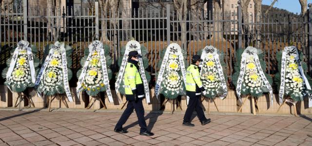 25일 경기 과천시 정부과천청사 앞에 추미애 법무부 장관을 비판하는 근조화환이 줄지어 놓여 있다. 과천=뉴시스