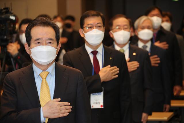 정세균 국무총리가 28일 대구 달서구 대구기계부품연구원에서 열린 이동식 협동로봇 규제자유특구 발대식에 참석해 국기에 대한 경례를 하고 있다. 대구=연합뉴스