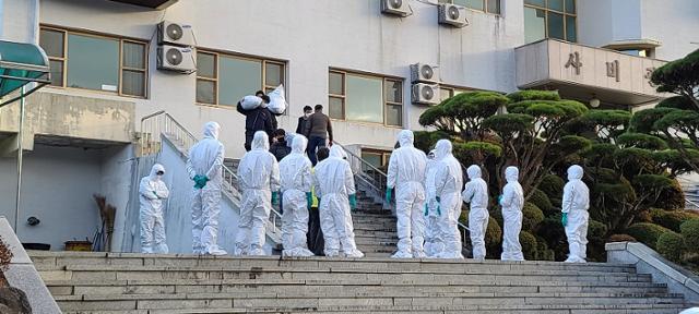 지난 27일 신종 코로나바이러스 감염증(코로나19) 확진자가 무더기로 나온 충남 공주 푸르메요양병원에서 보건소직원들이 임시 격리시설인 공주유스호스텔로 경증 입원환자들을 이송하고 있다. 공주=뉴스1