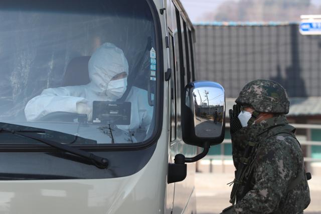 26일 경기도 연천군 육군 5사단 신병교육대에서 확진자 수송 차량이 대기하고 있다. 전날 이곳에서 코로나19 확진자가 무더기로 발생했다. 연합뉴스