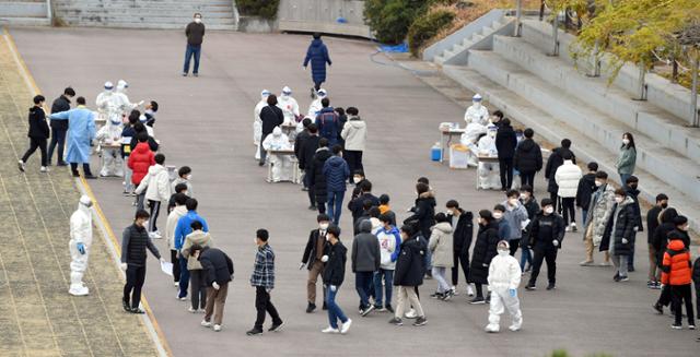 26일 오전 광주 서구 한 중학교에서 방역당국이 학생과 교직원을 대상으로 신종 코로나바이러스 감염증(코로나19) 전수검사를 실시하고 있다. 뉴시스