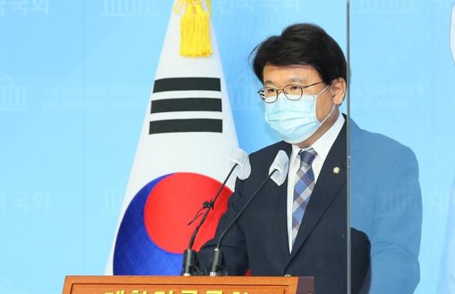 황운하 더불어민주당 의원이 9월 21일 국회 소통관에서 법무부가 입법예고한 '형사소송법 및 검찰청법 대통령령'은 검경 수사권 조정 합의와 취지에 역행하는 것이라며 수정을 촉구하고 있다. 연합뉴스