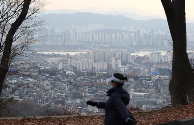 24일 오후 서울 서초구와 용산구 일대 아파트. 연합뉴스