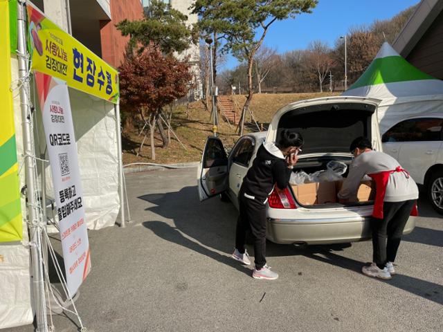 지난해 광주 김치타운 사랑나눔 김장대전에서 시민들이 김장재료를 현장에서 수령해 가고 있다. 광주시 제공