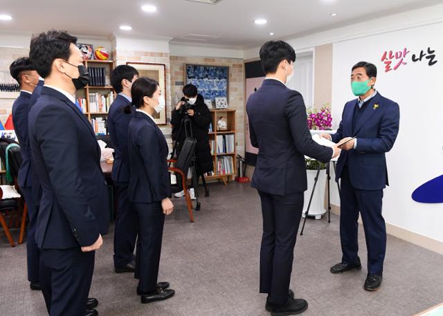 윤화섭(오른쪽) 안산시장이 30일 무도 실무관급 청원경찰들에게 임용장을 주고 있다. 안산시 제공