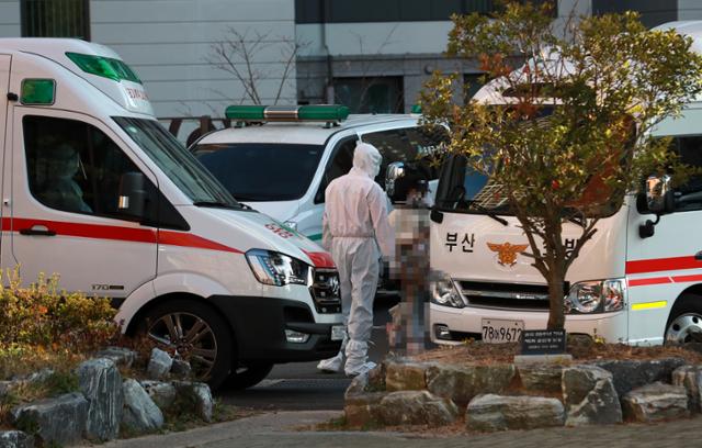 30일 오후 부산 한 고등학교에서 코로나19 확진자 20여명이 대구 동산병원으로 이송되고 있다. 최근 확진자 급증으로 부산 지역 병원의 병상이 부족해지자 방역당국이 확진자 일부를 대구로 이송했다. 부산=연합뉴스