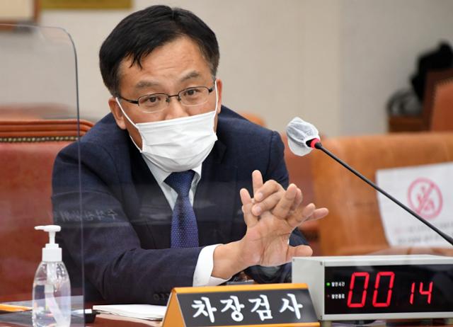 지난달 22일 국회에서 대검찰청 국정감사가 열리는 도중 조남관 대검찰청 차장검사가 의원들의 질의에 답하고 있다. 뉴스1