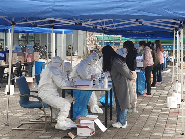 선문대 선별진료소에서 학생들이 코로나19 검사를 받고 있다. 이준호 기자