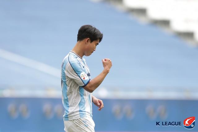 울산현대 윤빛가람이 30일(한국시간) 카타르 도하 에듀케이션 시티 스타디움에서 열린 FC도쿄(일본)와의 2020 AFC 챔피언스리그 F조 조별리그 5차전에서 역전골을 넣은 뒤 포효하고 있다. 한국프로축구연맹 제공