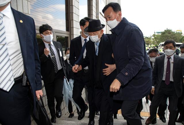 30일 오전 전두환 전 대통령이 광주 동구 지산동 광주지법에 도착해 법정으로 향하고 있다. 전 전 대통령은 5·18 민주화운동 당시 헬기사격을 목격했다고 증언한 고(故) 조비오 신부를 회고록에서 비난하고 명예를 훼손한 혐의로 재판에 넘겨져 이날 징역 8월에 집행유예 2년을 선고 받았다. 연합뉴스