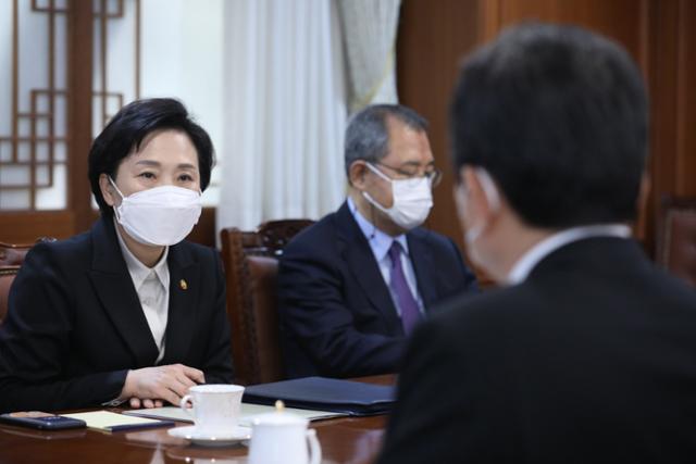 김현미 국토교통부 장관이 지난달 17일 오후 서울 종로구 정부서울청사에서 열린 김해신공항 검증 후속 관계장관회의에서 정세균 국무총리의 모두발언에 경청하고 있다. 이한호기자