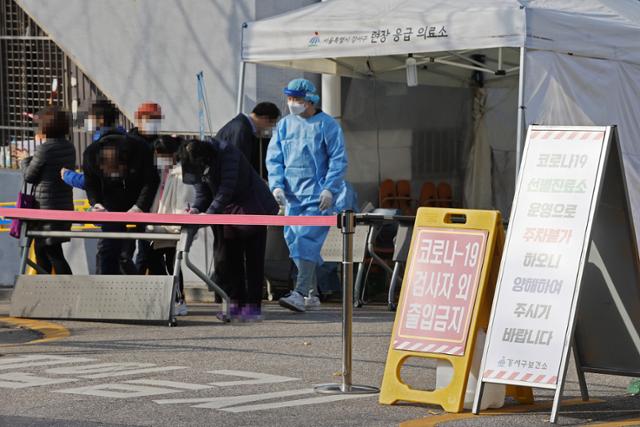 서울 강서구 에어로빅학원발 신종 코로나바이러스 감염증 집단감염이 퍼지면서 27일 오전 강서구청에 마련된 선별진료소에서 시민들이 검사를 받기 위해 줄을 서 있다. 연합뉴스