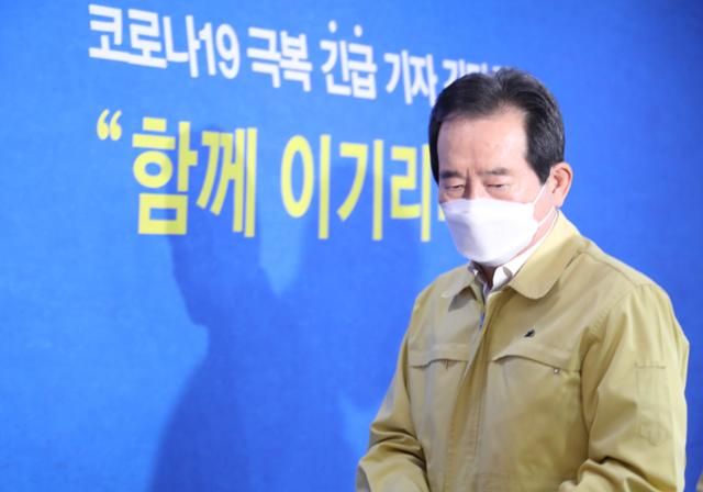 정세균 국무총리가 29일 오후 정부서울청사에서 긴급 기자 간담회를 열어 신종 코로나바이러스 감염증(코로나19) 3차 대유행 상황과 관련한 방역 강화 조치를 발표하고 있다. 연합뉴스