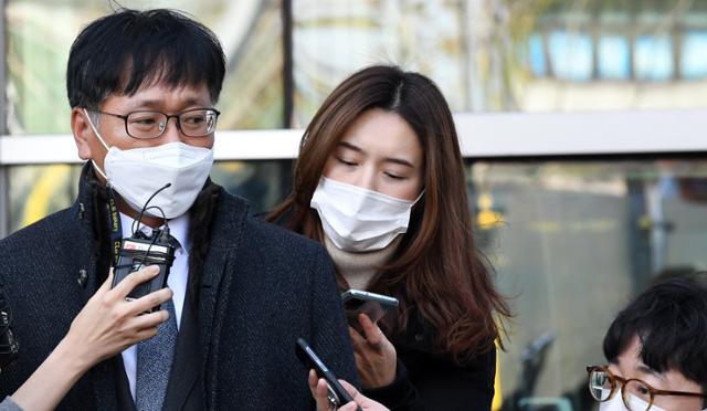 법무부 측 대리인 이옥형 변호사가 30일 서울 서초구 서울행정법원에서 열린 법무부의 윤 총장에 대한 직무집행정지 처분에 대한 효력 집행정지 심문기일을 마친 후 법원을 나서며 취재진 질문에 답하고 있다. 2020.11. 30. 서재훈 기자