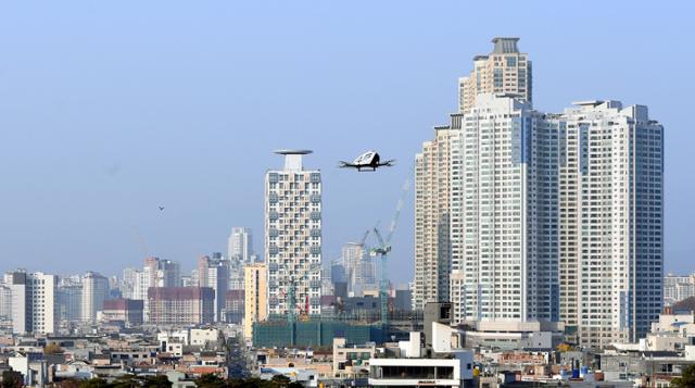 드론택시 공개비행 시연이 열린 16일 오후 대구 수성구 수성못에서 도심항공교통(UAM) 대구실증 행사에서 중국 이항사의 2인승급 드론택시용기체 이항216이 시범비행을 하고 있다. 이번 비행은 상화동산에서 고도 30m로 이륙해 수성못 수상 2km를 초속 10m의 속도로 7분 비행했다. 사진=뉴시스