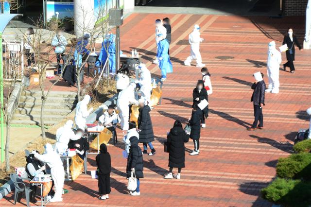 1일 오전 광주 광산구 선운중학교에서 학생들이 신종 코로나바이러스 감염증(코로나19) 진단 검사를 받고 있다. 뉴스1