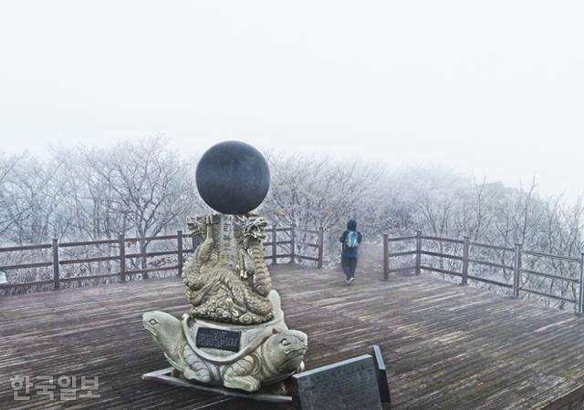 경북 김천, 전북 무주, 충북 영동의 경계인 삼도봉 정상에 '대화합 기념비'가 세워져 있다. 지난달 20일 백두대간 능선에 상고대가 피어 일대가 하얀 설국으로 변했다.